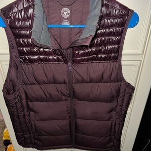 American Eagle Women’s Sz Lg burgundy puffer vest